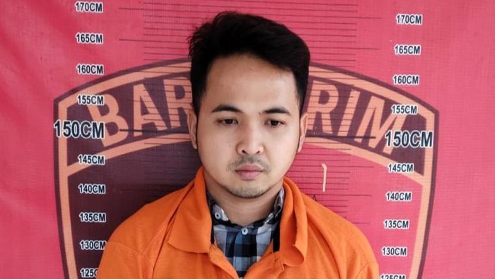 Tampang pelaku Ricky saat diamankan di kantor polisi. (Dok. Porles Sergai)