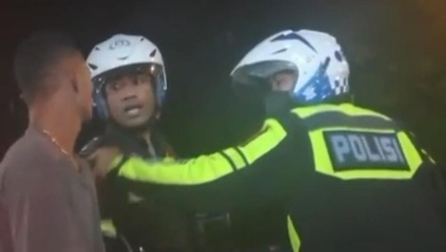 Tangkapan layar video viral saat polisi nyaris adu jotos dengan seorang pria saat hendak dirazia di Jalan Pulau Indah, Kelurahan Oesapa Barat, Kecamatan Kelapa Lima, Kota Kupang, NTT. (Dok. Istimewa)