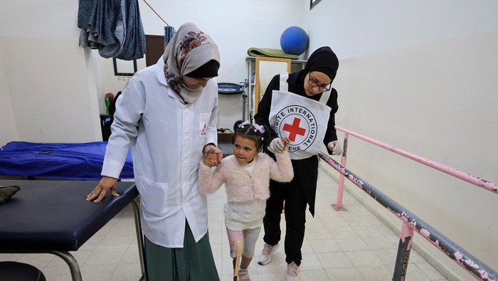 Palestinian girl Silla Abu Aqleen, who lost her right leg during the Israeli military offensive, is trained to walk with an artificial limb during a physiotherapy session at the Gaza City municipality-run Artificial Limbs and Polio Center, in Gaza City  March 17, 2025. REUTERS/Dawoud Abu Alkas