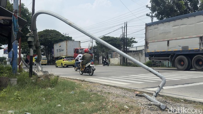 Tiang bangjo di pertigaan Clangapan, Rembang, ambruk. Foto diambil Jumat (11/4/2025).