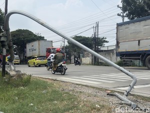 Awas Lur! Tiang Bangjo di Pertigaan Clangapan Rembang Ambruk