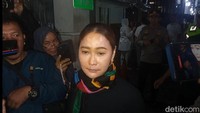 Mata Inul Daratista terlihat sembap dan bengkak saat tiba di Wisma Puspa, semalam. Inul bersyukur selalu mendampingi Titiek Puspa dari awal masuk rumah sakit hingga mengembuskan napas terakhir. Foto: Ahsan/detikHOT