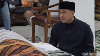 Irfan Hakim duduk memandangi wajah Eyang Titiek Puspa yang ditutup dengan kain putih transparan. Irfan mendapat amanah dari Eyang Titiek. Foto: dok. Instagram Irfan Hakim