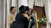 Anne Avantie menyapa Rieta Amilia yang duduk di dekat jenazah Titiek Puspa. Aktris Chintami Atmanagara juga menyapa dan merangkul Anne Avantie yang baru tiba di Jakarta semalam dan langsung ke rumah duka Titiek Puspa. Foto: dok. Instagram Anne Avantie