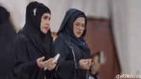 Elvy Sukaesih datang ke rumah duka Titiek Puspa didampingi putrinya Fitria. Foto: dok. Instagram Fitria
