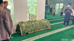 Setelah salat Jumat, jenazah Titiek Puspa kabarnya baru akan disalatkan. Foto: Pingkan/detikcom