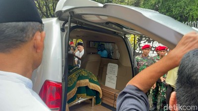 Potret Jenazah Titiek Puspa Jelang Disalatkan