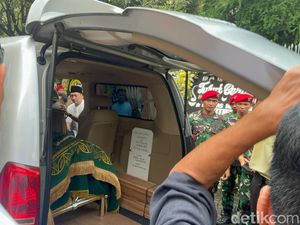 Jenazah Titiek Puspa Diberangkatkan ke TPU Tanah Kusir