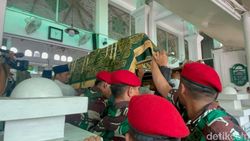 Potret Jenazah Titiek Puspa Jelang Disalatkan