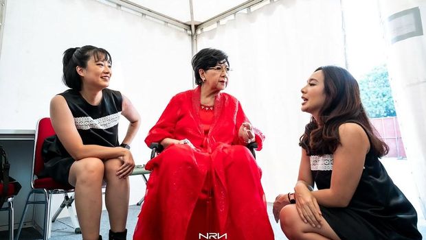 Dea Ananda dan Leony bicara dengan Titiek Puspa.
