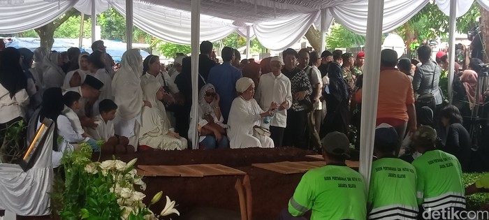Titiek Puspa dimakamkan