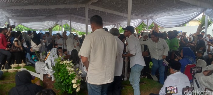 Titiek Puspa dimakamkan