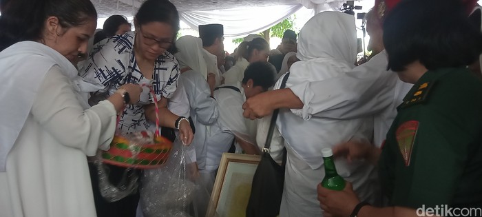 Titiek Puspa dimakamkan