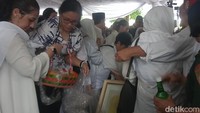 Keluarga tak bisa menahan tangis saat melakukan tabur bunga di atas makam Titiek Puspa. Foto: Ahsan/detikhot