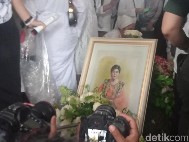 Mereka yang Hadiri Pemakaman Titiek Puspa