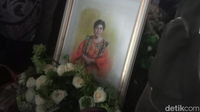 Potret Haru Prosesi Pemakaman Titiek Puspa