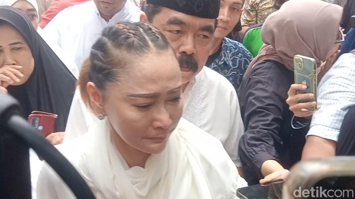 Deretan selebritas yang hadir di pemakaman Titiek Puspa.