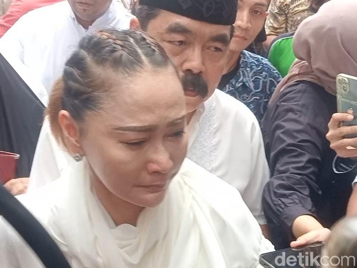 Titiek puspa Deretan selebritas yang hadir di pemakaman Titiek Puspa.