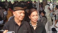 Soraya Haque dan suaminya, Ekki Soekarno juga mengantarkan Titiek Puspa di peristirahatan terakhirnya. Foto: Ahsan/detikhot