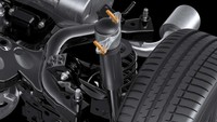 Di luar pembaruan sistem transmisi otomatis, Toyota juga memperkenalkan komponen yang terdengar sepele tapi berpengaruh besar, yaitu baut khusus sasis. Ya, komponen kecil ini disebut-sebut bisa meningkatkan kekakuan bodi, sehingga GR Yaris lebih stabil di jalur lurus dan lebih responsif saat menikung. Dampaknya terasa sampai ke suspensi, yang kini ikut disesuaikan agar makin nyaman dan presisi. Foto: Dok. Toyota