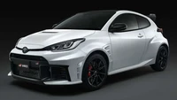 Selanjutnya, bagian power steering elektrik juga mendapat tuning ulang. Kali ini, Toyota melibatkan pebalap Kazuya Oshima dari tim Rookie Racing yang berlaga di Super GT dan Super Formula. Hasilnya, setir GR Yaris 2026 diklaim terasa lebih linear dan natural. Foto: Dok. Toyota