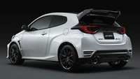 Tak ketinggalan, Toyota juga mengumumkan versi produksi dari Aero  Performance Package, yang terinspirasi dari mobil balap. Paket part ini terdiri dari kap mesin aluminium dengan lubang ventilasi, ventilasi spatbor depan dan bemper belakang, sayap belakang (rear wing) besar yang bisa diatur, penutup tangki bahan bakar aerodinamis, serta spoiler depan. Foto: Dok. Toyota