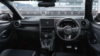 Toyota kini menyempurnakan transmisi otomatis GR Direct 8-percepatan. Transmisi otomatis GR Yaris 2026 kini diklaim makin responsif saat dipakai berkendara agresif. Rentang putaran mesin diperluas memungkinkan perpindahan dari gigi dua ke gigi satu, baik dalam mode otomatis maupun lewat paddle shift. Foto: Dok. Toyota
