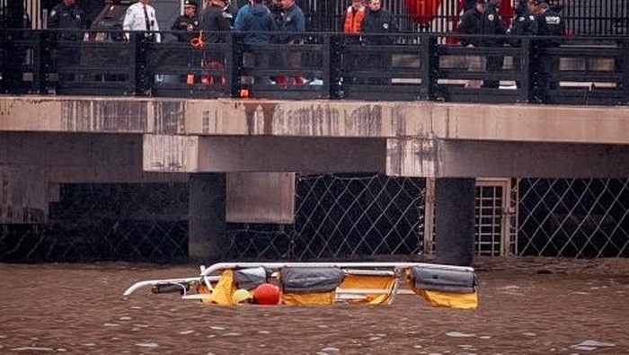 NEW JERSEY, JERSEY CITY - APRIL 10: Police and firefighters work on the site after a helicopter crashed in the Hudson River on April 10, 2025 in Jersey City, New Jersey. All six people on board were killed when a helicopter plunged into the Hudson River off of Lower Manhattan.   Andres Kudacki/Getty Images/AFP (Photo by ANDRES KUDACKI / GETTY IMAGES NORTH AMERICA / Getty Images via AFP)