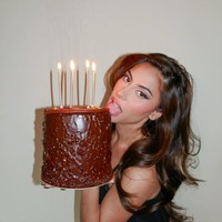 Meski tampil dengan riasan jadul namun penampilan Valerie tetap terlihat menawan. Tak sedikit yang memuji kecantikan putri Ina dan Jeremy tersebut. Foto: Instagram/@valerieethomas