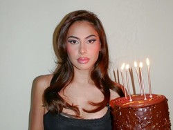 8 Foto Ultah ke-26 Valerie Thomas, Tampil Beda Dengan Riasan Jadul