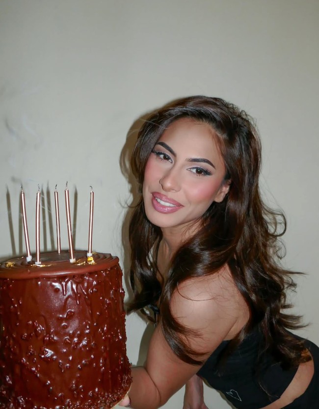Tepat pada 2 April putri Ina dan Jeremy Thomas, Valerie Thomas, resmi berulang tahun yang ke-26. Tepat di hari ulang tahunnya itu Valerie mengunggah foto dirinya bersama sebuah kue ulang tahun yang sudah lengkap dengan lilin. Foto: Instagram/@valerieethomas