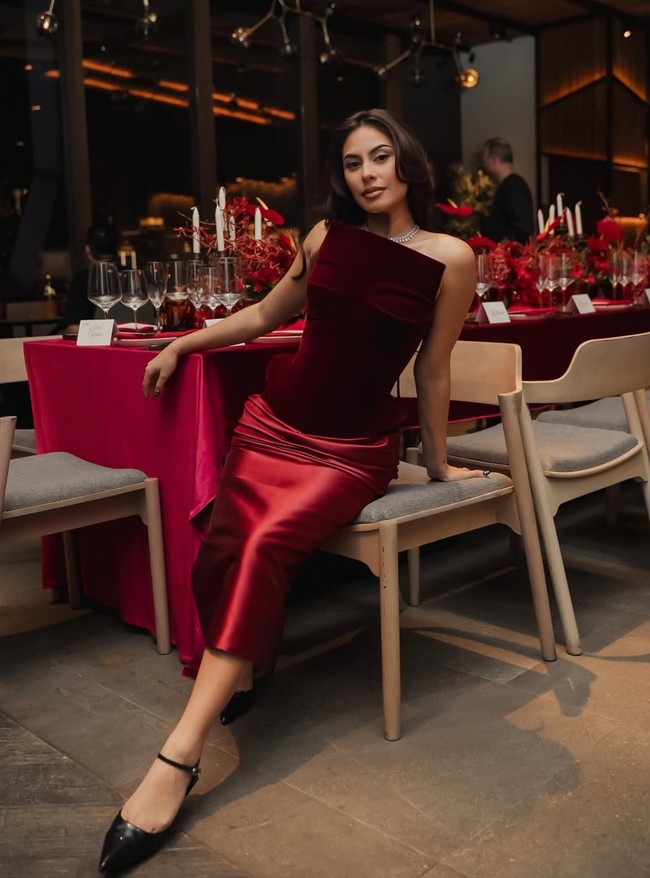 Baru-baru ini Valerie menggelar acara pesta ulang tahunnya.Didominasi warna merah, perayaan ulang tahun tersebut tampak berlangsung di salah satu restoran mewah. we celebrate with the colour of LOVE, tulis Valerie dalam keterangan unggahannya. Foto: Instagram/@valerieethomas