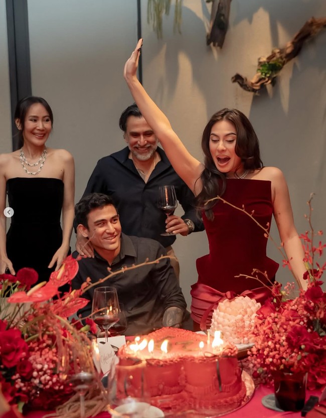 Kedua orangtua Valerie, Ina dan Jeremy, serta kakaknya, Axel Matthew Thomas tampak hadir. Ketiganya kompak kenakan pakaian berwarna hitam. Foto: Instagram/@valerieethomas