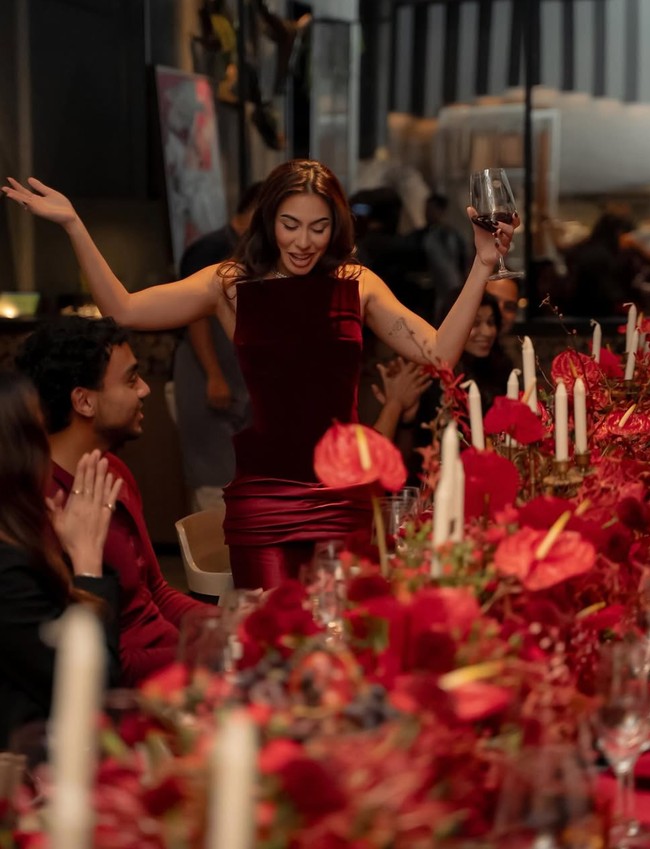 Valerie sendiri tampil menawan dalam balutan tube dress berwarna merah marun. Rambut panjangnya tampak dibiarkan terurai. Foto: Instagram/@valerieethomas