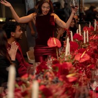 Valerie sendiri tampil menawan dalam balutan tube dress berwarna merah marun. Rambut panjangnya tampak dibiarkan terurai. Foto: Instagram/@valerieethomas