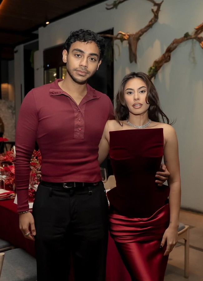 Penampilannya itu kian terlihat elegan dan manis dengan tambahan aksesori berupa kalung berwarna sillver. Sementara wajahnya tampak dipulas dengan riasan natural glam dengan lipstik berwarna nude. Foto: Instagram/@valerieethomas