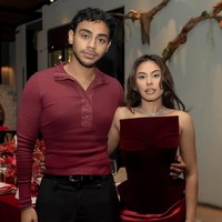 Penampilannya itu kian terlihat elegan dan manis dengan tambahan aksesori berupa kalung berwarna sillver. Sementara wajahnya tampak dipulas dengan riasan natural glam dengan lipstik berwarna nude. Foto: Instagram/@valerieethomas