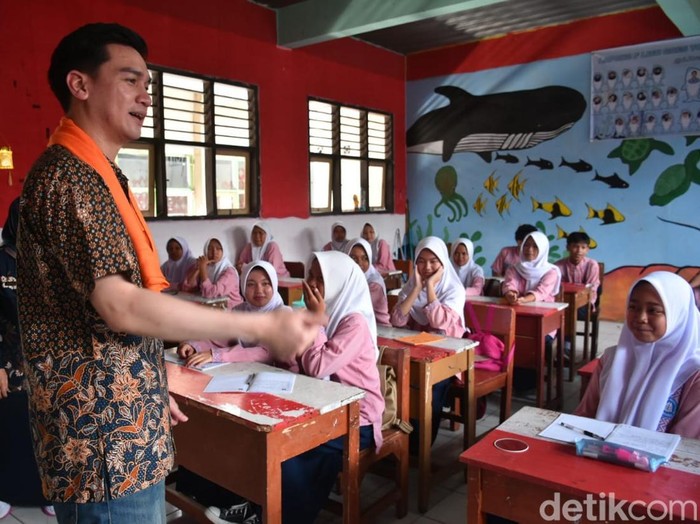 Wabup Sumedang Fajar Aldila saat mendatangi siswa di SMP Negeri 5 Sumedang, Jumat (11/4/2025).