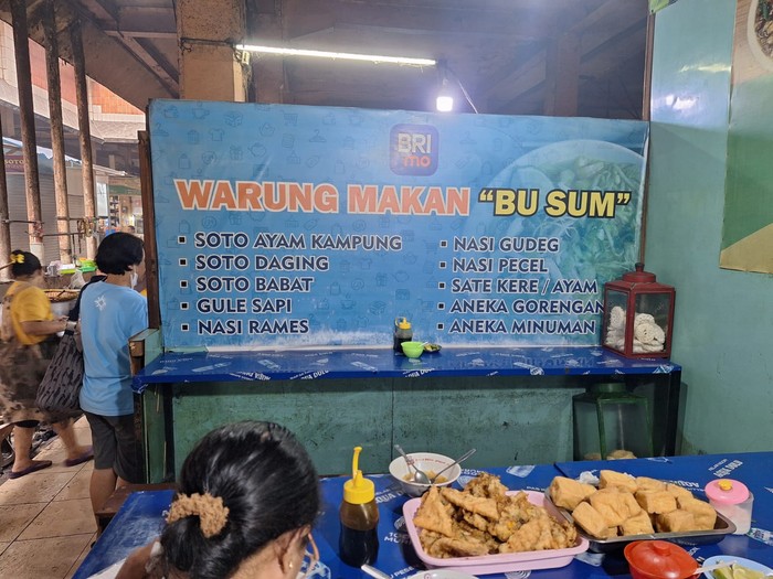 Warung Bu Sum, tempat makan legendaris di Pasar Beringharjo telah melayani pelanggan selama lebih dari enam puluh tahun.
