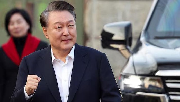 Former South Korean President Yoon Suk Yeol reacts outside the Seoul detention center after his release, in Uiwang, South Korea, March 8, 2025. REUTERS/Kim Hong-ji/File Photo Purchase Licensing Rights