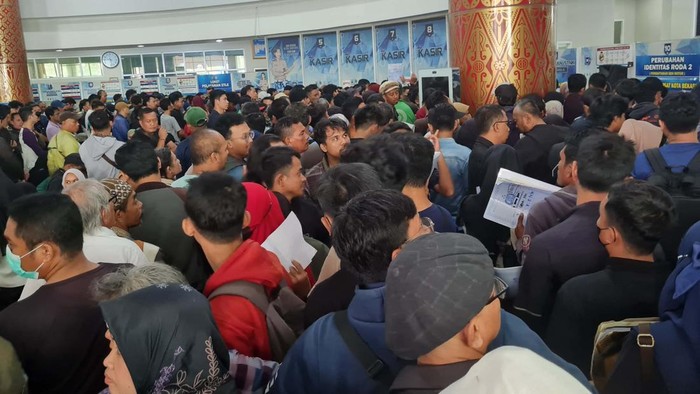 Program pemutihan pajak kendaraan di Jawa Barat dimanfaatkan warga Bekasi. Mereka mendatangi Samsat Kota Bekasi hingga antreannya membludak.