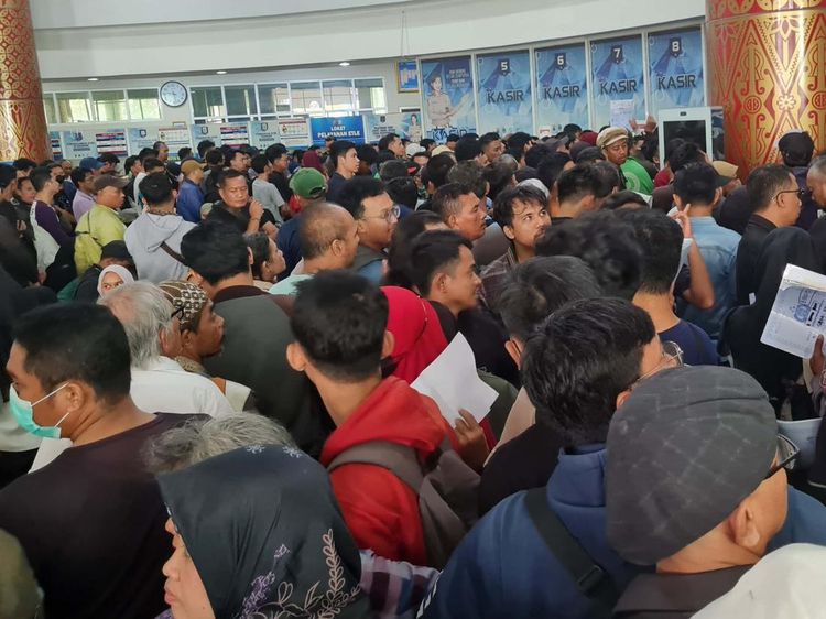 Ada Pemutihan Pajak Kendaraan, Warga Membludak di Samsat Kota Bekasi