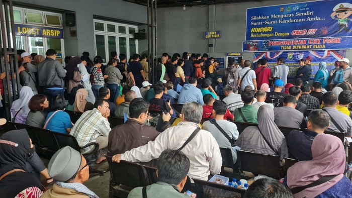 Program pemutihan pajak kendaraan di Jawa Barat dimanfaatkan warga Bekasi. Mereka mendatangi Samsat Kota Bekasi hingga antreannya membludak.