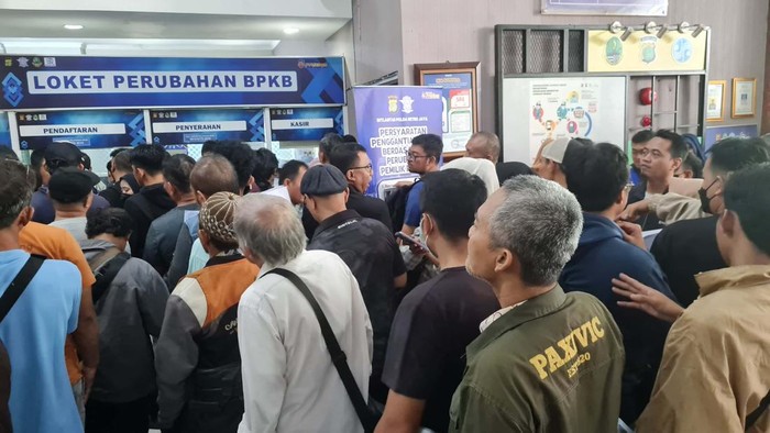 Program pemutihan pajak kendaraan di Jawa Barat dimanfaatkan warga Bekasi. Mereka mendatangi Samsat Kota Bekasi hingga antreannya membludak.