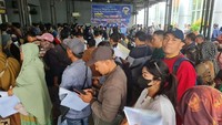Antrean warga yang akan membayar pajak kendaraan mengular panjang.