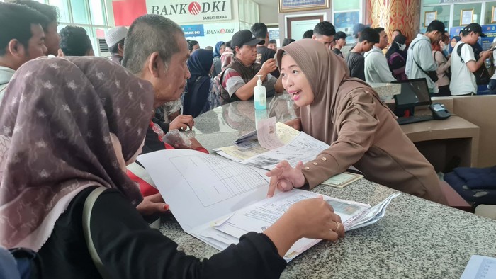 Program pemutihan pajak kendaraan di Jawa Barat dimanfaatkan warga Bekasi. Mereka mendatangi Samsat Kota Bekasi hingga antreannya membludak.