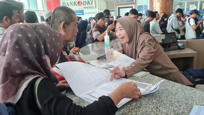 Program pemutihan pajak kendaraan di Jawa Barat dimanfaatkan warga Bekasi. Mereka mendatangi Samsat Kota Bekasi hingga antreannya membludak.