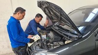 Kendaraan yang mengikuti program pemutihan pajak kendaraan dicek fisik.