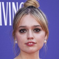 Aimee Lou Wood. Aktris asal Inggris ini dikenal dengan gigi depan yang sedikit menonjol dan celah tipis di antaranya. Senyumnya terlihat tulus dan hangat, memberikan kesan innocent sekaligus quirky yang khas. Foto: Vianney Le Caer/Invision/AP/Vianney Le Caer