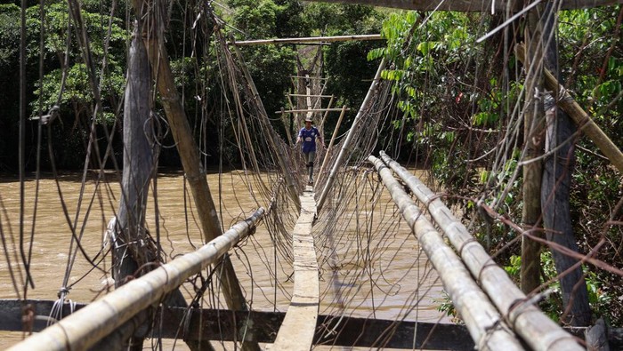Akses jembatan gantung di pedalaman Luwu Utara Foto udara warga melintas di atas jembatan gantung di Dusun Sae, Desa Embonatana, Kecamatan Seko, Kabupaten Luwu Utara, Sulawesi Selatan, Sabtu (12/4/2025). Jembatan gantung dengan panjang sekitar 90 meter yang membentang di atas Sungai Karama tersebut menjadi akses alternatif warga setempat untuk mempersingkat jarak tempuh ke lahan pertanian mereka. ANTARA FOTO/Arnas Padda/YU